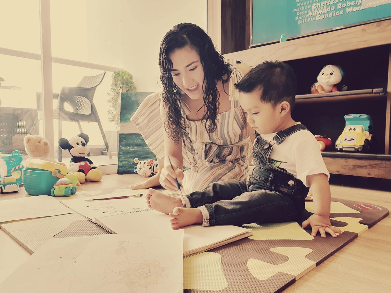 Mamá peruana jugando con su bebé